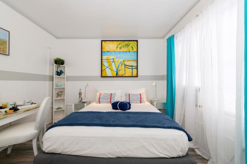 Miami Beach Suites & Bar photo
