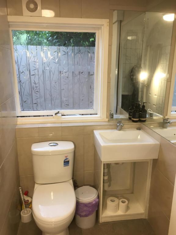 A1 Holiday home close to train station photo