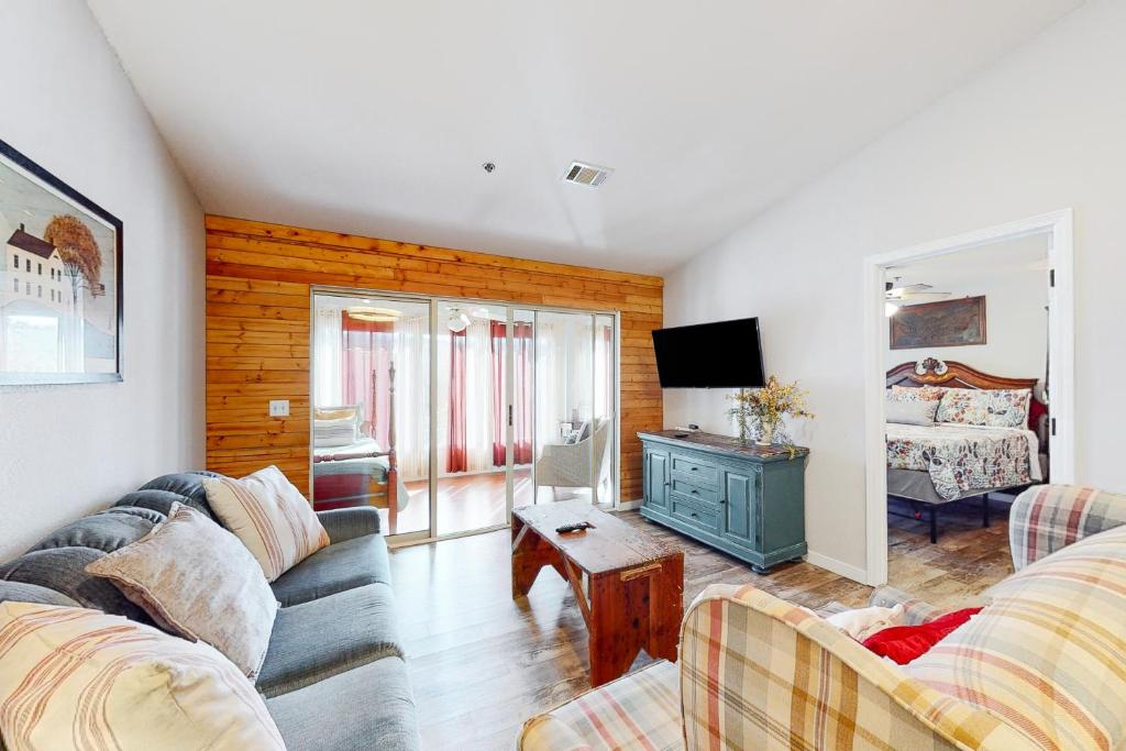 The Farmhouse at Fall Creek, Branson