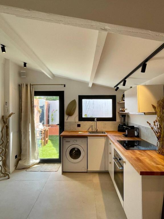 Grand studio rénové de style bohème chic, avec patio & au coeur du village - 2