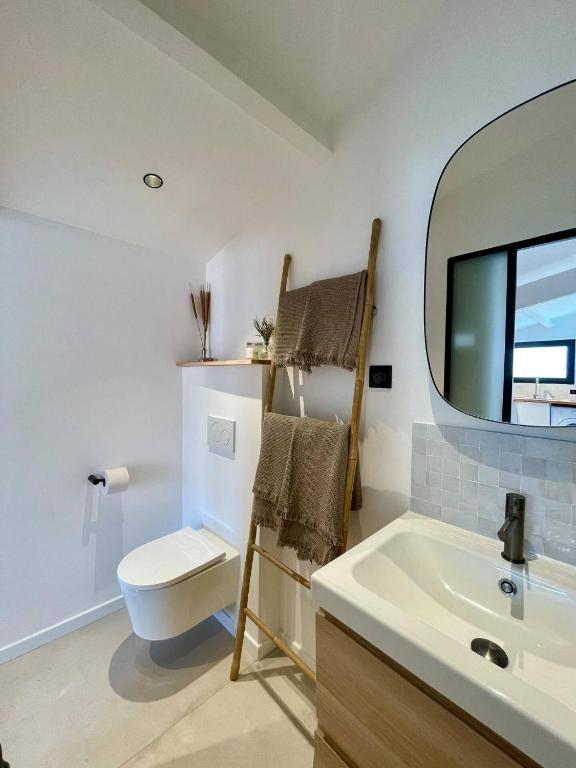 Grand studio rénové de style bohème chic, avec patio & au coeur du village - 5