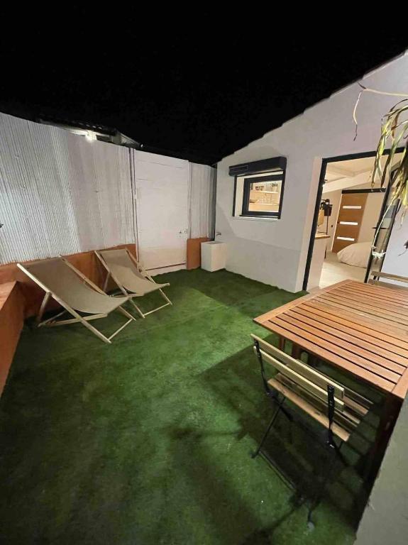 Grand studio rénové de style bohème chic, avec patio & au coeur du village - 3