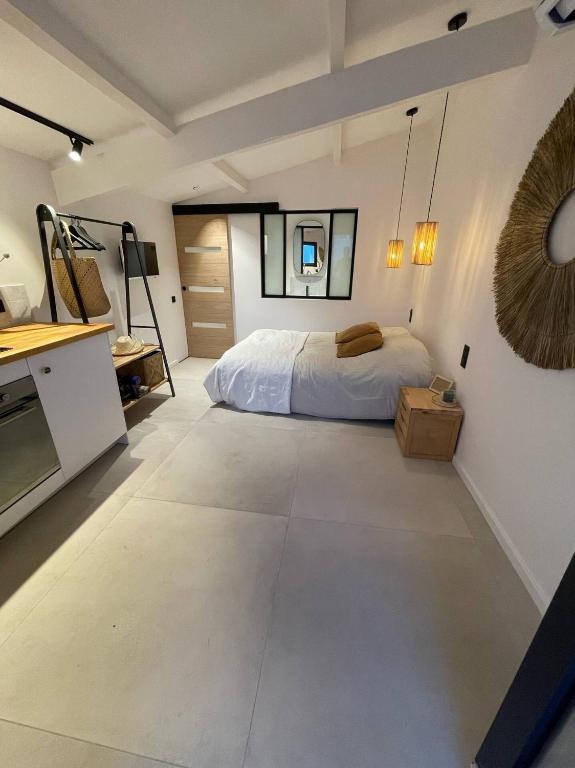 Grand studio rénové de style bohème chic, avec patio & au coeur du village - 4