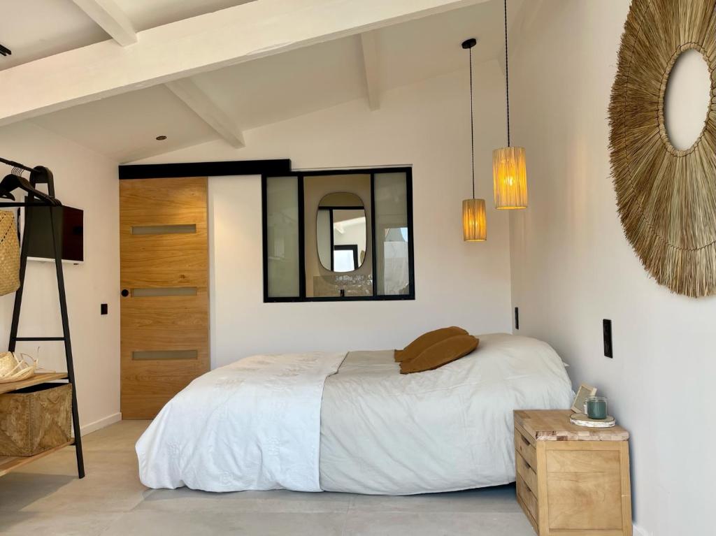 Grand studio rénové de style bohème chic, avec patio & au coeur du village - 1