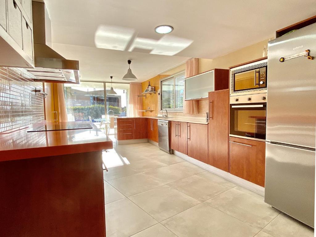 Isabella spacious modern villa with sea views - 2