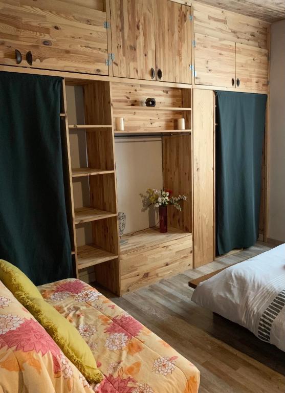 Grand Appart 9 pers Centre Blois Parking prive 1voiture 10 Velos 5min chateau by Sweet Home Company photo