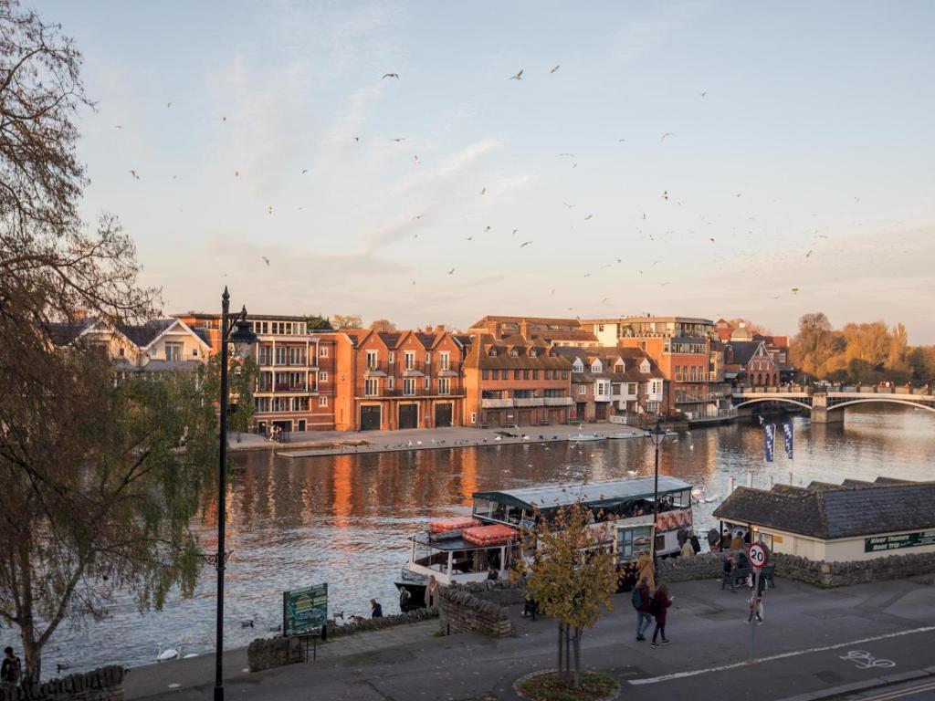 Radiant Penthouse on the Banks of the Thames, Windsor
