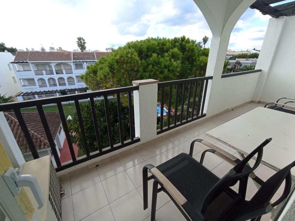 Apartamento con terraza privada y piscinas - 3