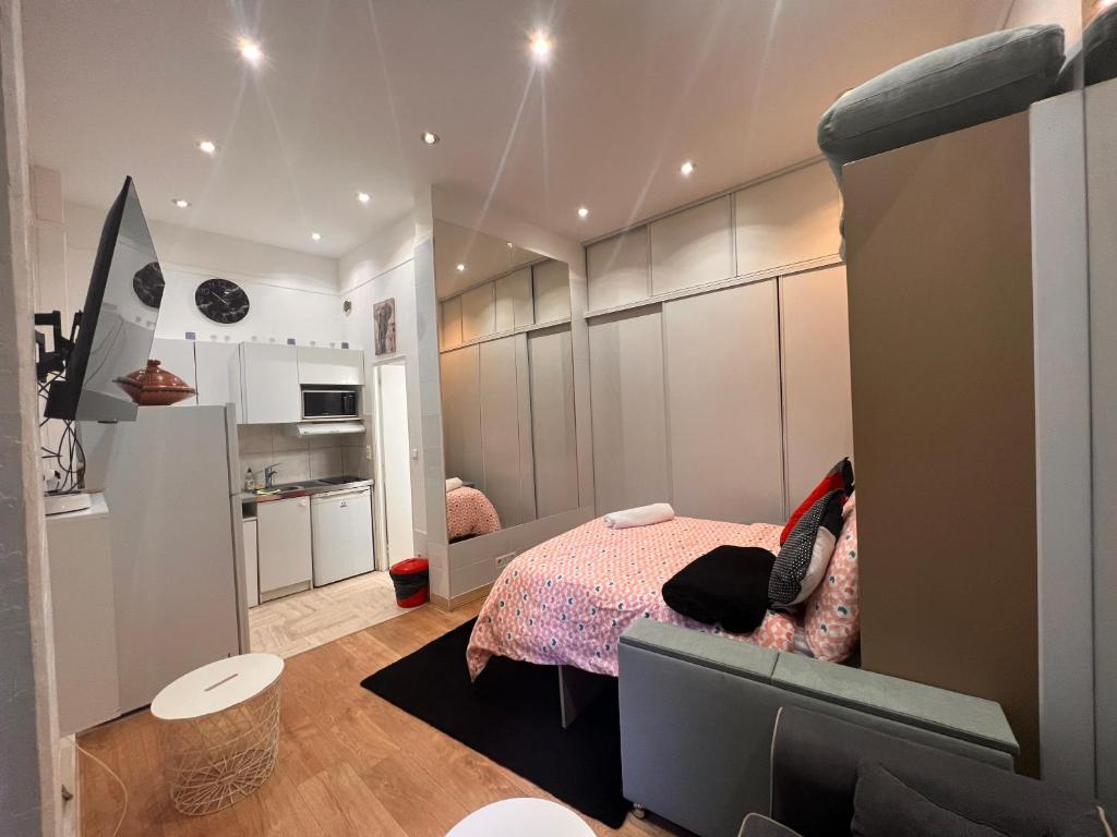 Chic Studio at Arc de Triomphe and Champs Elysees - 4