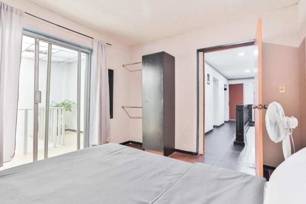 Hostpal Hostal Roma 185 photo