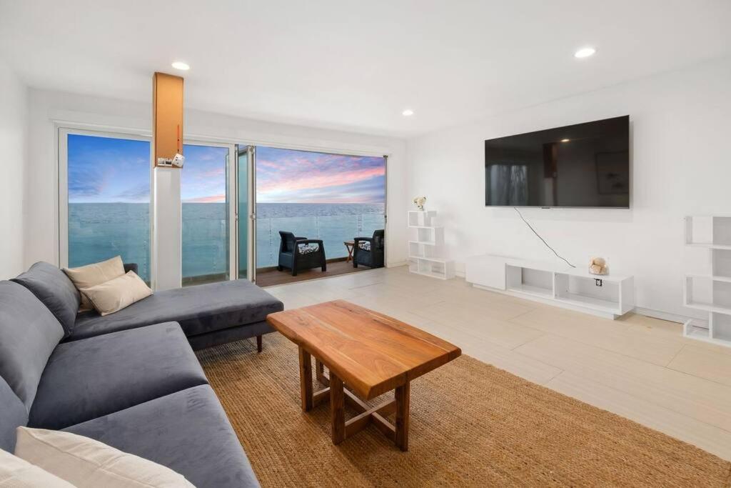 Malibu Beachfront Home with Rock Spa Ocean Views & Deck Entire house ...