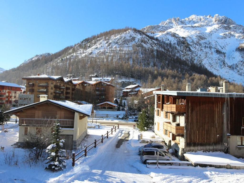 Appartement de Charme avec Cheminée et Grande Mezzanine à Val-d'Isère - FR-1-694-189 - 2