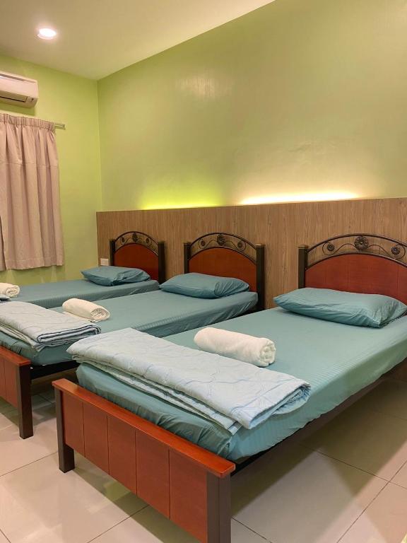 3 Single Bed with Private Bathroom