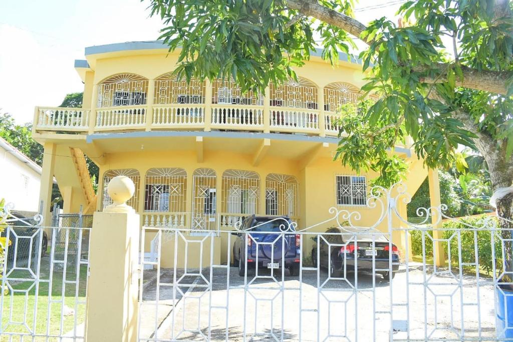 Unity Villa 3 bedroom with fans Wifi Parking photo