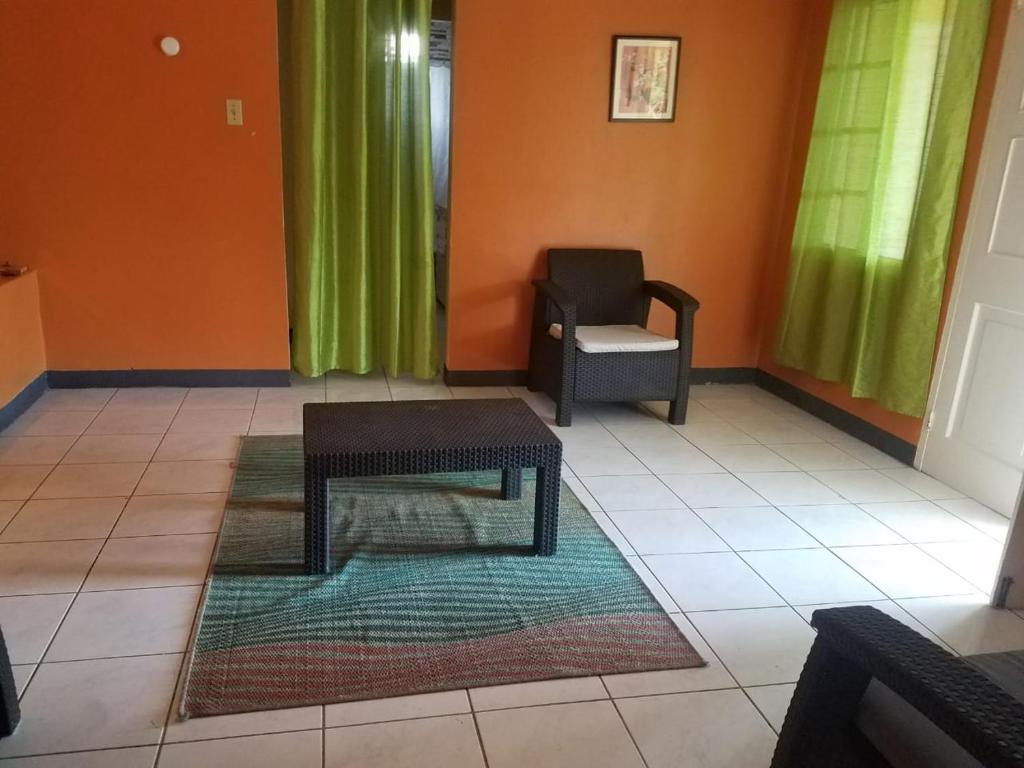 Unity Villa 3 bedroom with fans Wifi Parking — Hotel in Montego Bay