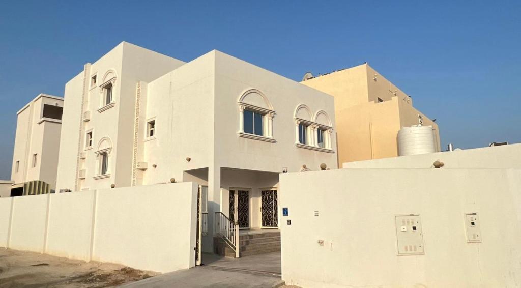 A private villa with a courtyard, and next to it a private room with a car park separate from the vi — Hotel in Sumaysimah