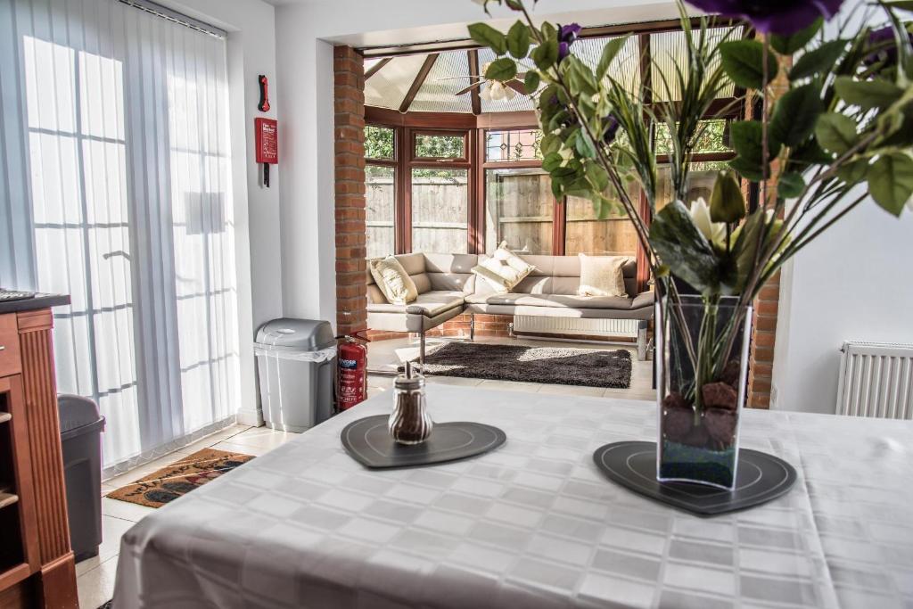 The Kyoto House - Four Spacious Cosy Bedrooms I Netflix & Large Rooms, Derby