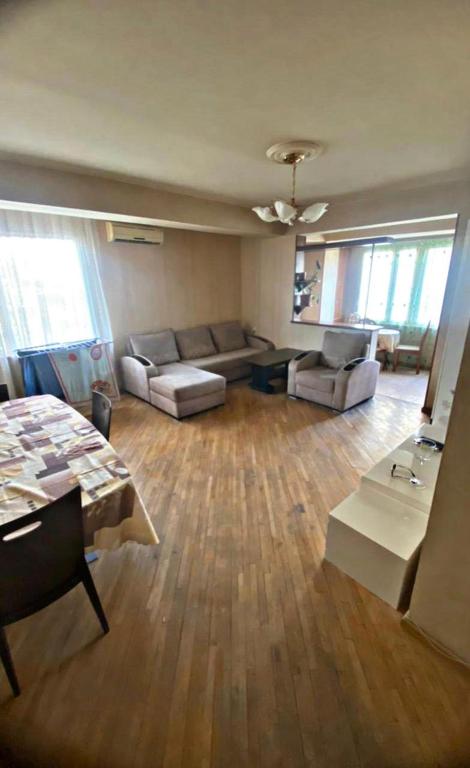 Apartment in Yerevan on Yervand Kochar Street, Jerevan