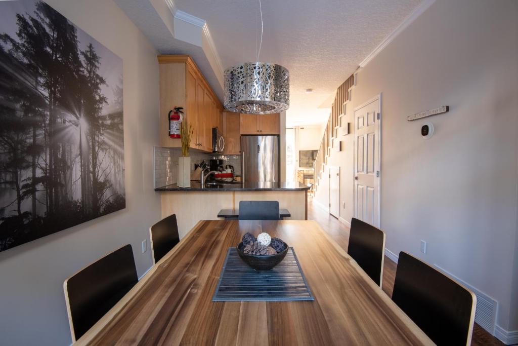 Renovated Chalet at Mystic Springs Mountain Views Pets Welcome 전경