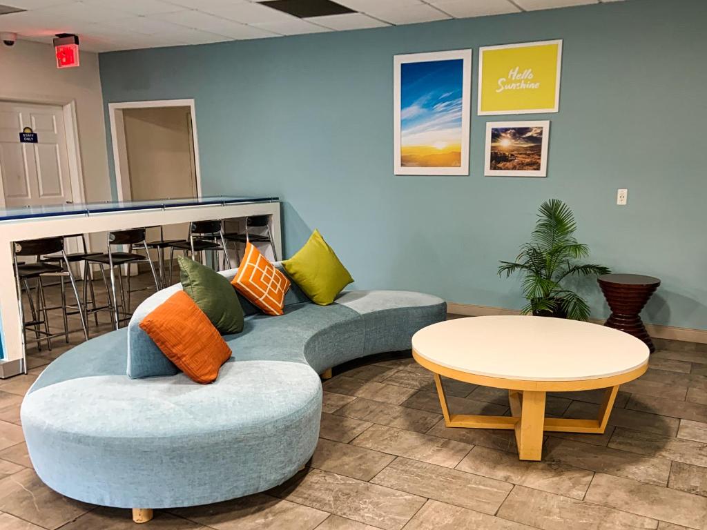 Days Inn by Wyndham Alexandria photo