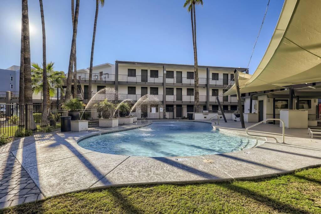 Pool - Free Parking - 2 Bed 2 Bath Gym - Laundry photo