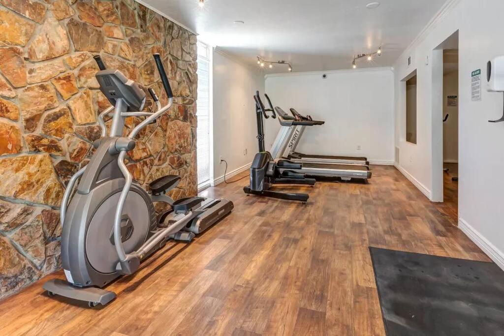 Pool - Free Parking - 2 Bed 2 Bath Gym - Laundry photo