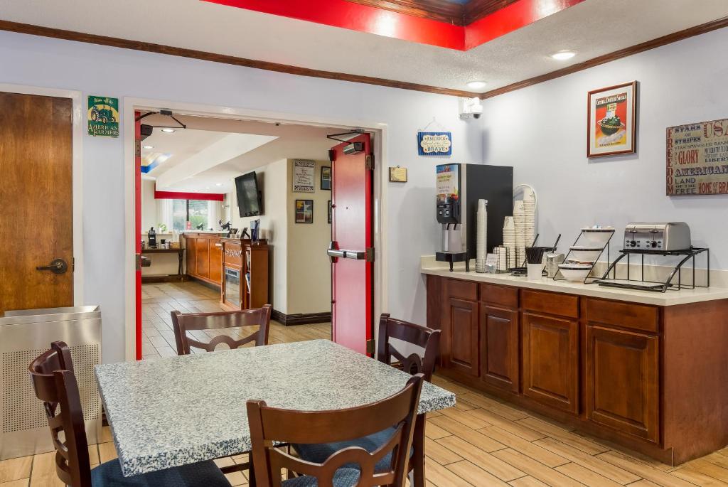 Hometown Inn Thomasville photo