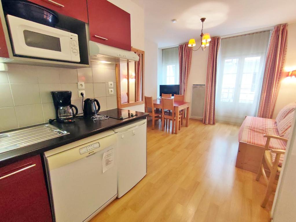 Oo, T2, centre Luchon, wifi, casier à skis, ascenseur, 4 personnes - 2
