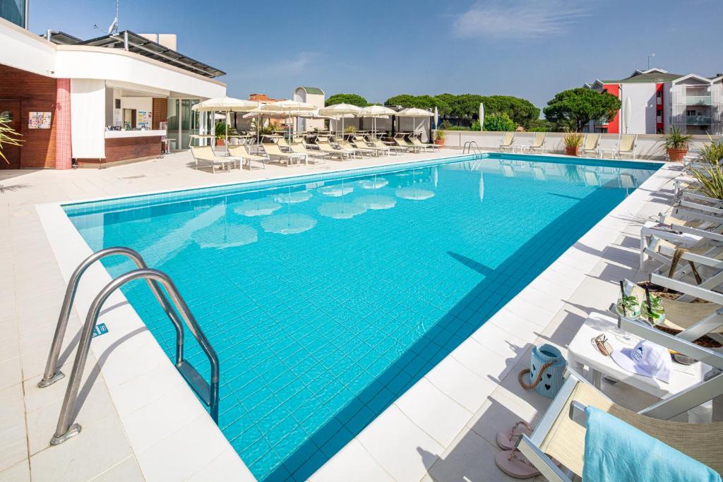 Hotel Jasminum — Basen in Bibione, Wenecja Euganejska