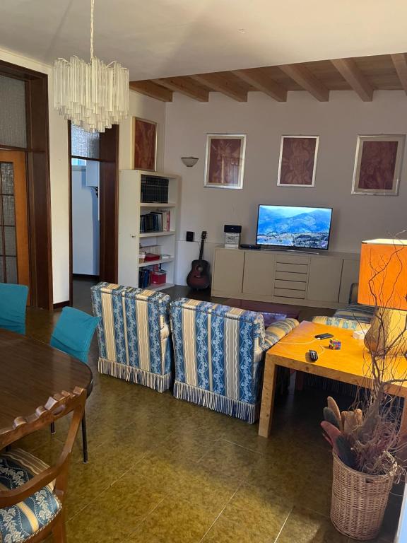 Suite 23 - 5