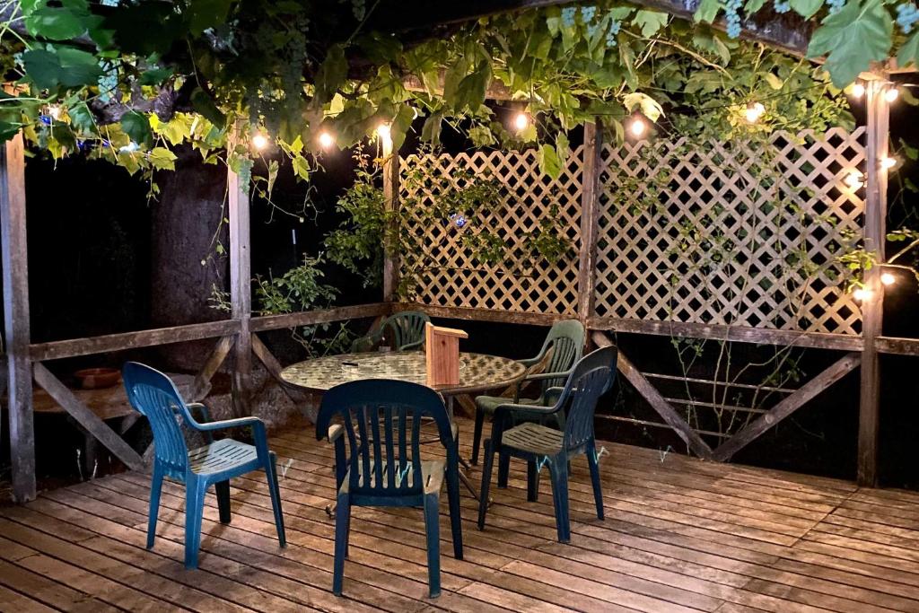 Willow Creek Hideaway with Deck, 1 Mi to River!, Willow Creek