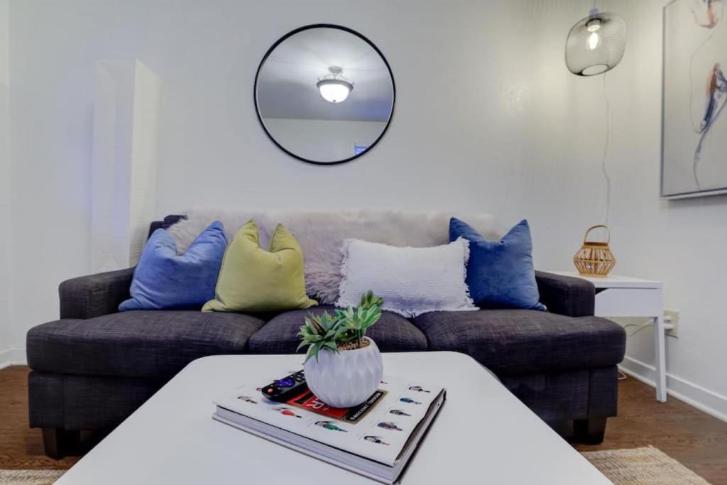 Private Gated Cottage Walk to Overton Square, Memphis