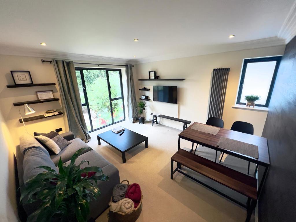 Modern and cozy 2-guest flat with gated parking