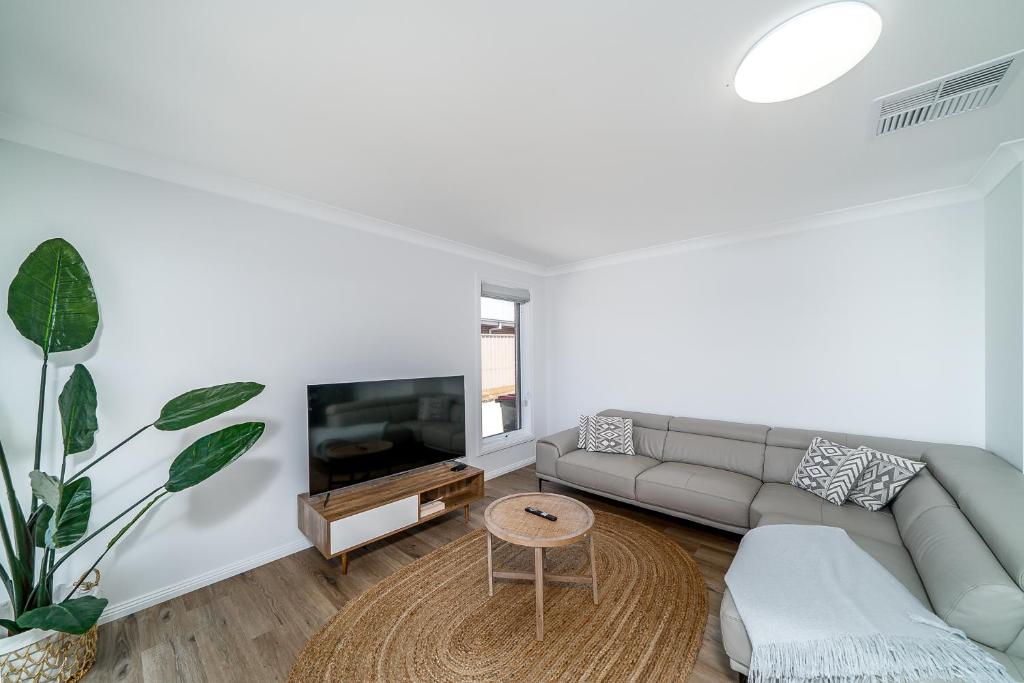 Modern Escape in Quiet Neighbourhood, North Wagga