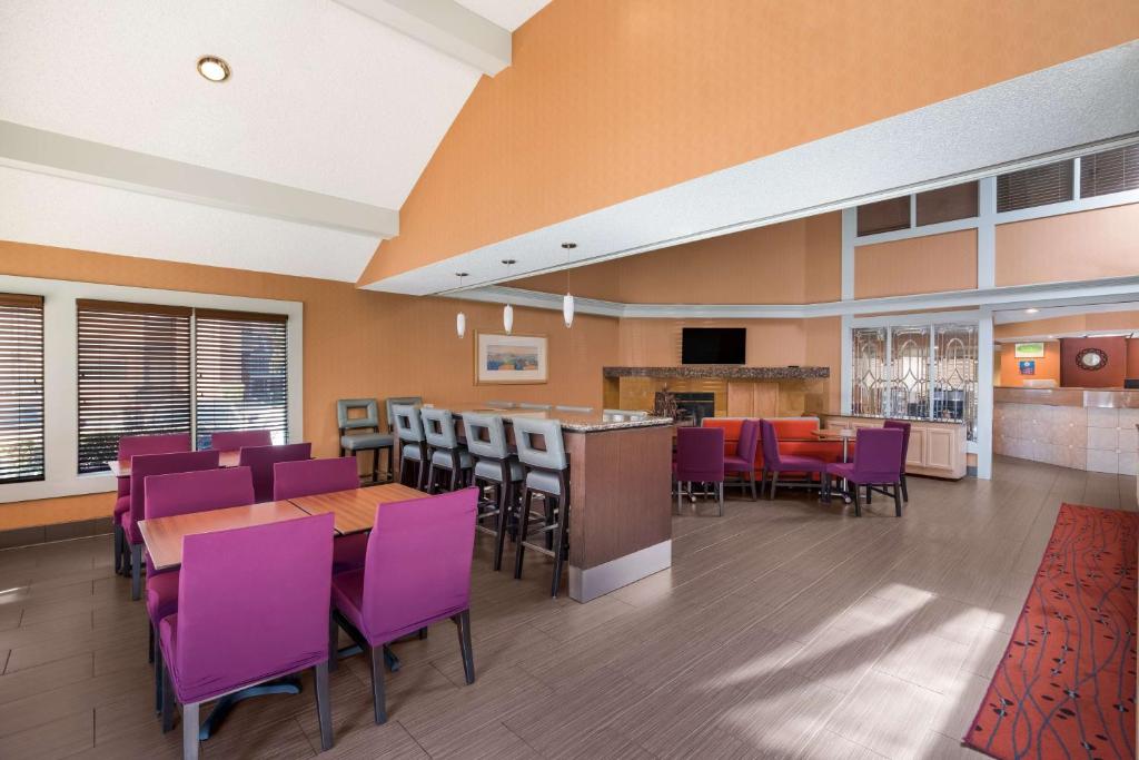 Food and beverages, SenS Suites Livermore, SureStay Collection by Best Western in Livermore (CA)