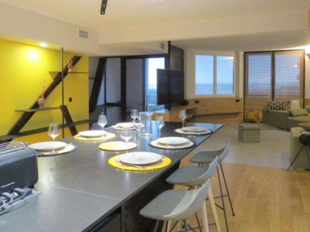 Appartement luxueux climatisé avec superbe vue et parking sécurisé - FR-1-696-1 - 3