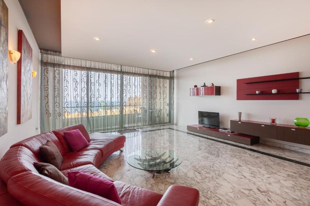 Spacious Seafront APT with Living, Sofa, WIFI & AC by 360 Estates, Sliema