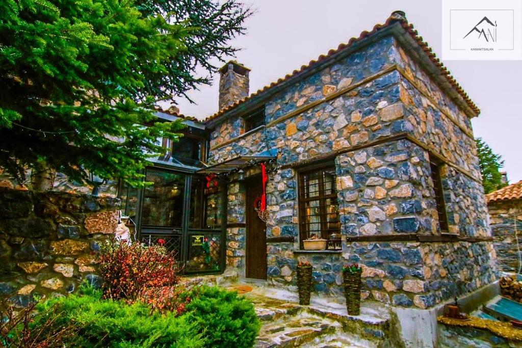 Charming 3-storey Loft with fireplace, Palaios Agios Athanasios