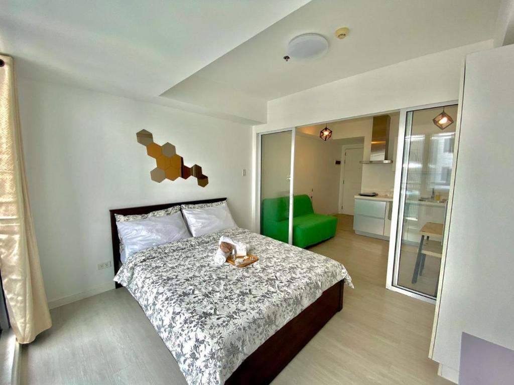 Brand New 1BR Unit with Pool View in Azure — Hotel in Manila