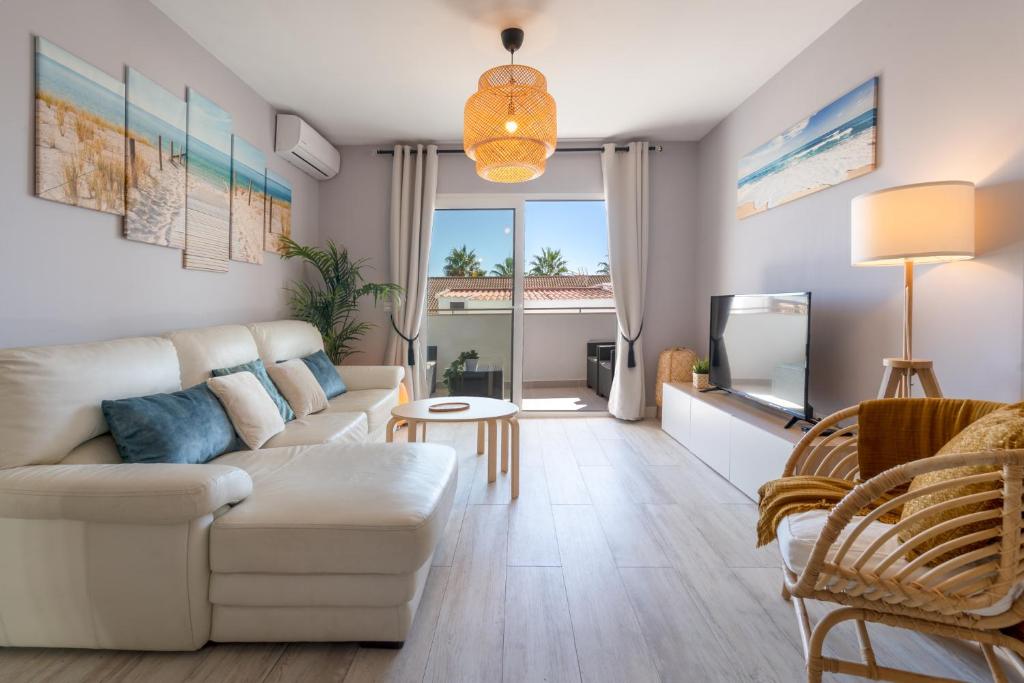 Lets in the Sun Sea View Apartment Calabella - 4