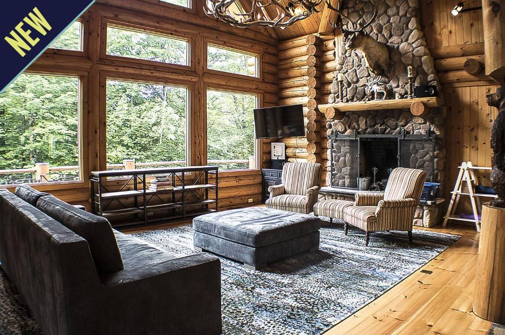Enjoy this stunning Log home with open floor plan and tons of natural lighting Ridgetop, Killington