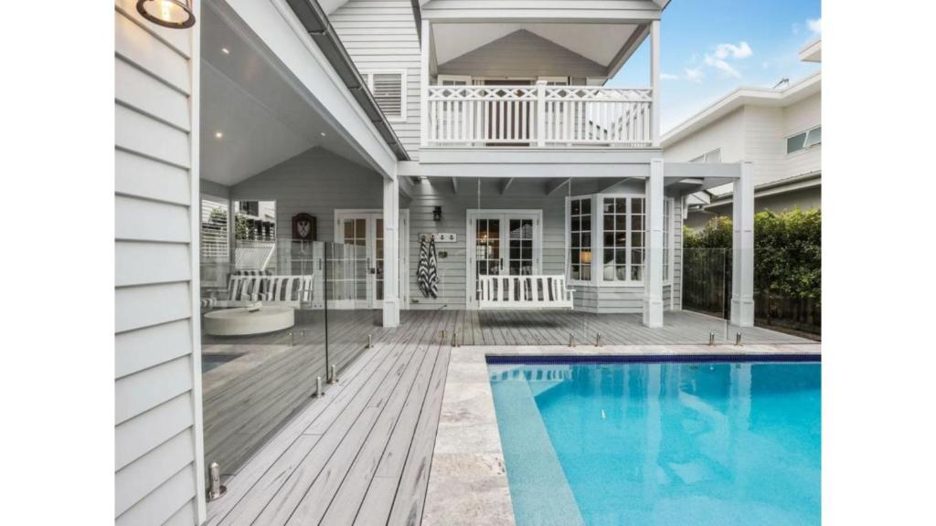 The Jasmine Gate, Casuarina