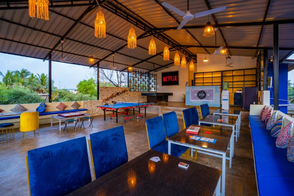 Shared lounge/TV area, Shalom Backpackers Anjuna Goa in Goa