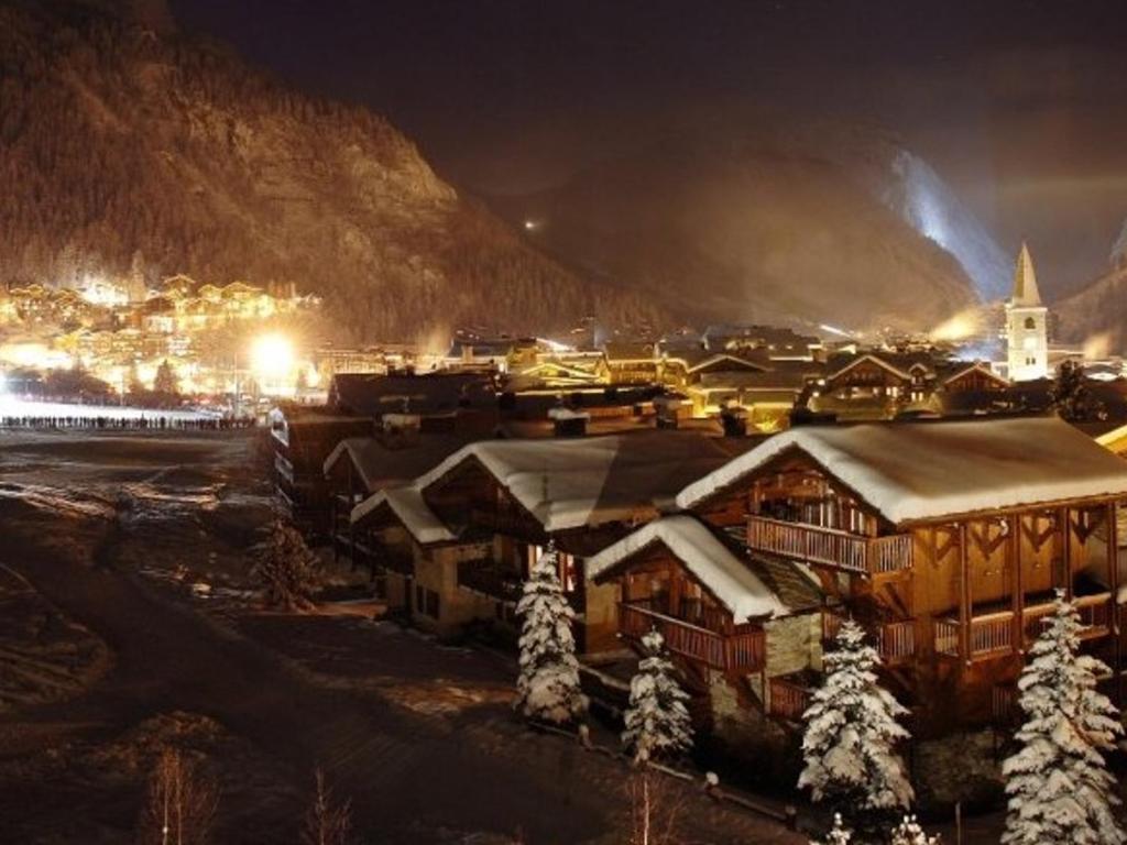 Appartement-chalet de standing avec cheminée et hammam, idéalement situé sur le front de neige de Val d'Isère - FR-1-694-9 - 3