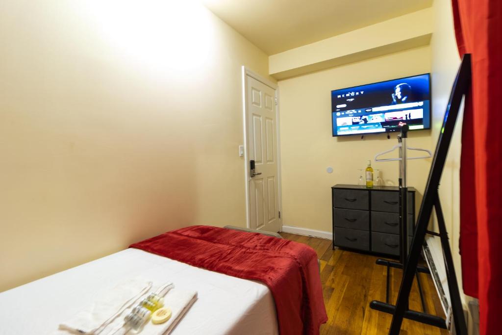 Deluxe Twin Size Bed-Red Room On The 1st FL in Elmhurst NY