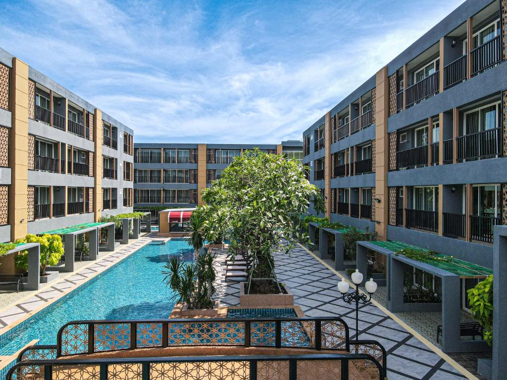 Swimming pool