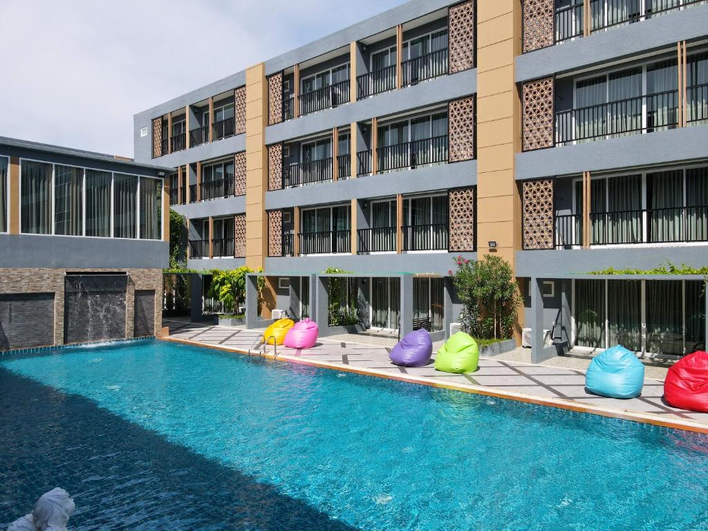 Swimming pool