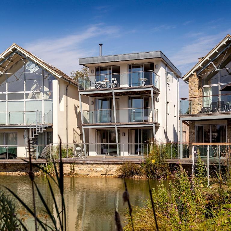 Lakeside property with a Spa on a nature reserve Woodlark HM30, Somerford Keynes