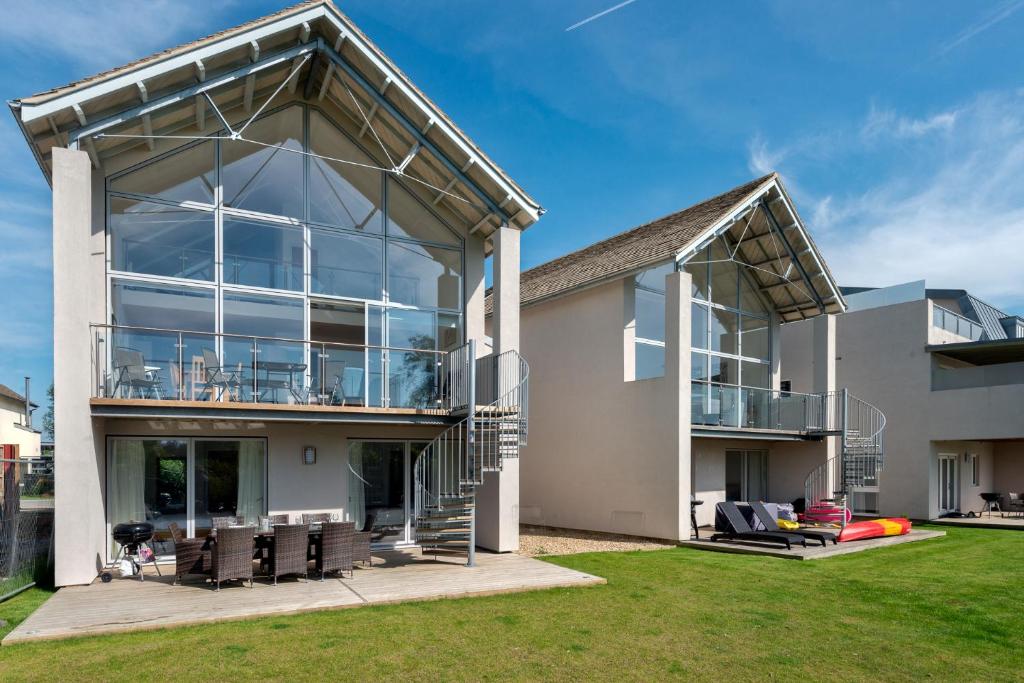 Lakeside property with spa access on a nature reserve Swans Rest HM103, Somerford Keynes