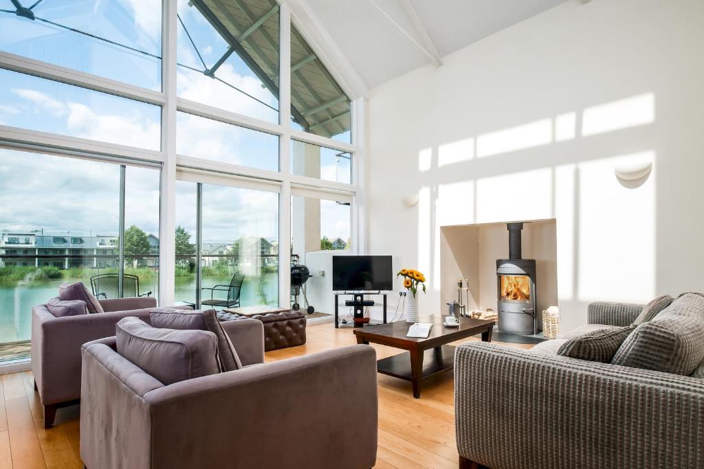 Lakeside property with spa access Thistledown HM25, Somerford Keynes